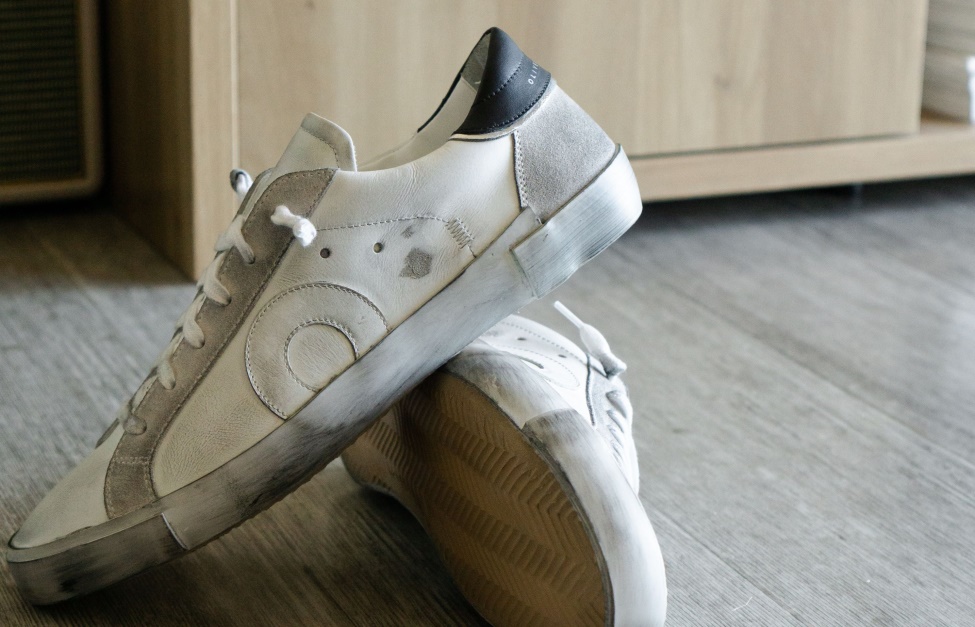 Demi White Trendy Oliver Cabell