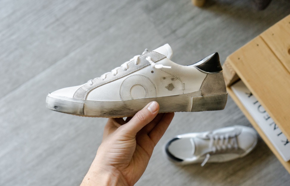 Oliver Cabell Demi White